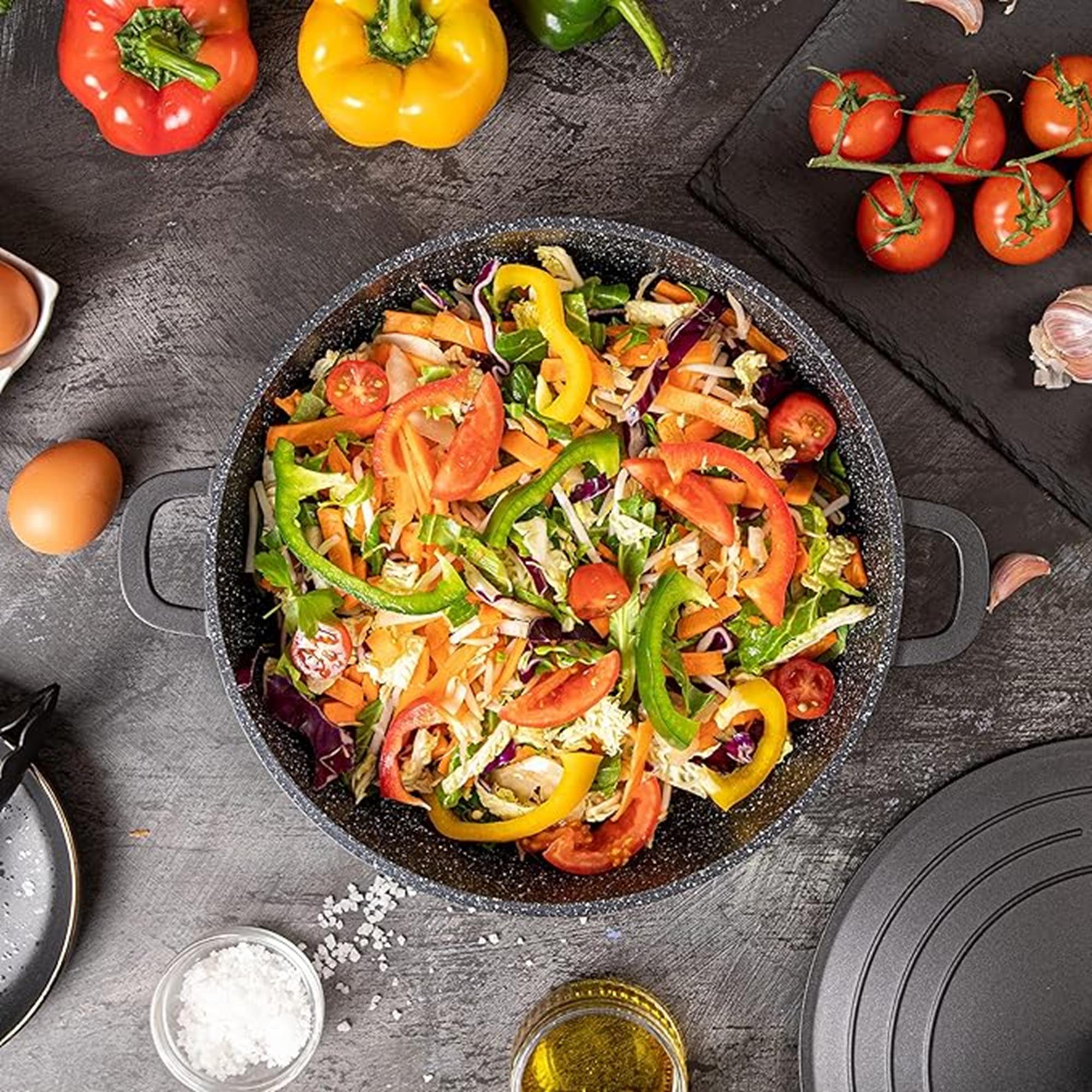 Aluminium Dutch Oven Pot with Lid & Ergonomic Handles Lightweight (3.9L, 22.5cm) Black